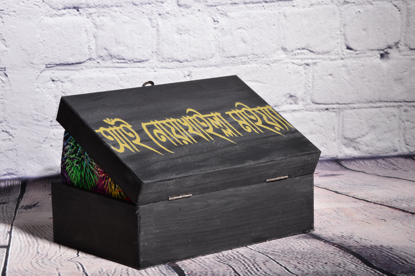 Ami Dhakaiya Maiya Box Handbag